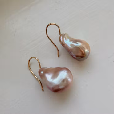 "Pearl drop" earrings in gold with baroque pink freshwater pearls