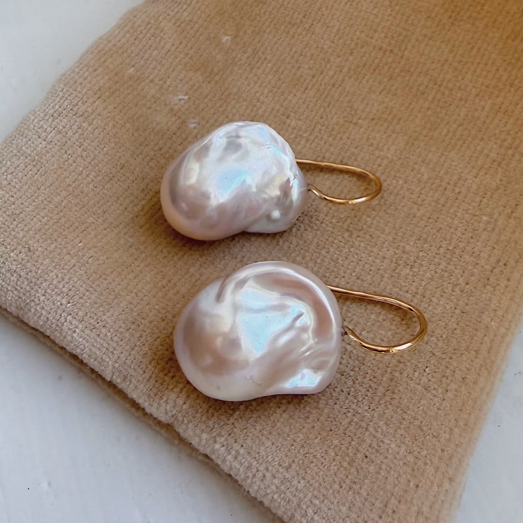 "Pearl drop" örhängen i guld med barocka sötvattenspärlor