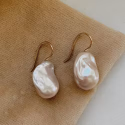 "Pearl drop" earrings in gold with baroque freshwater pearls