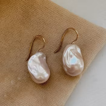 "Pearl drop" earrings in gold with baroque freshwater pearls