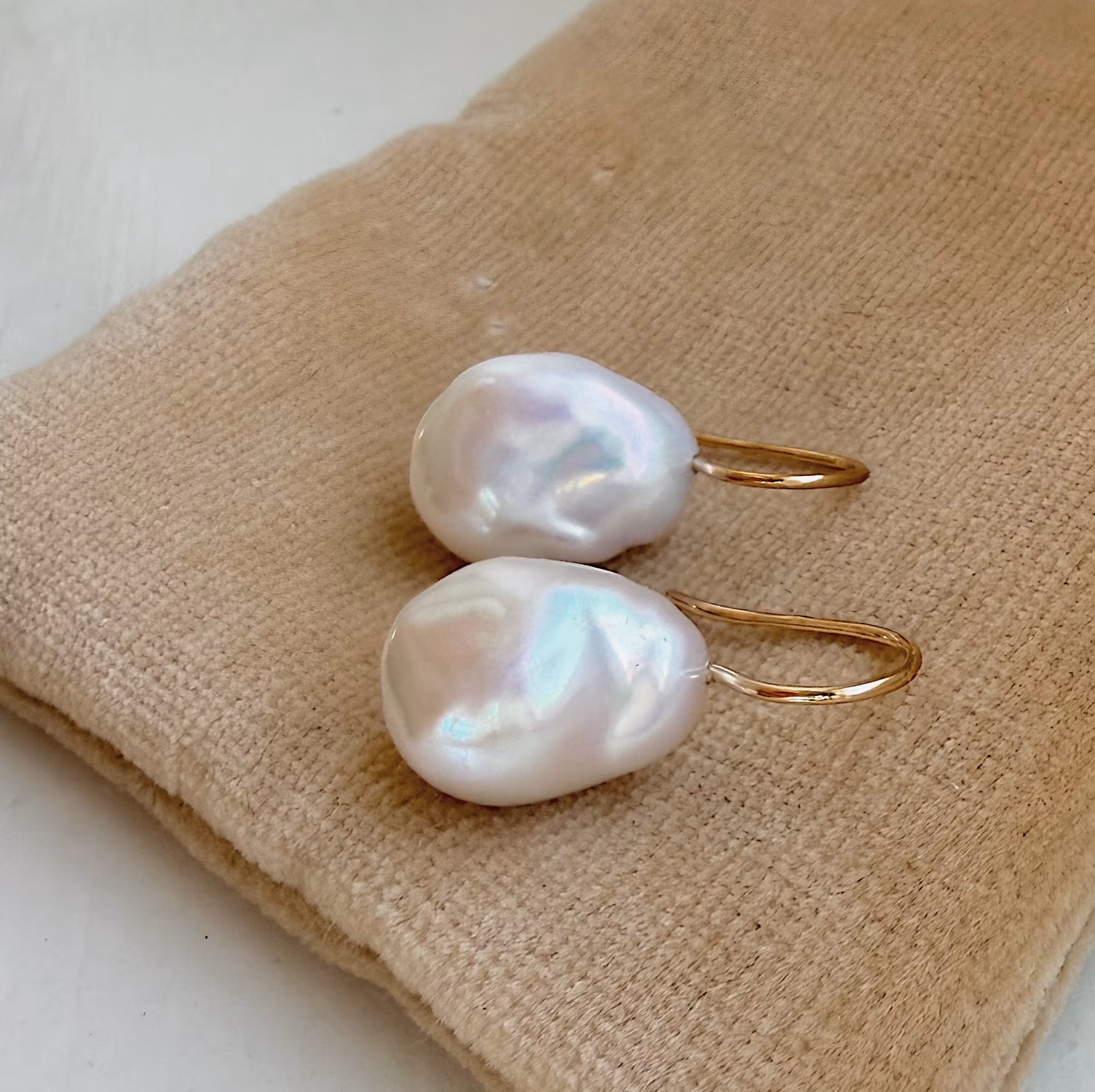 "Pearl drop mini" earrings in gold with baroque freshwater pearls