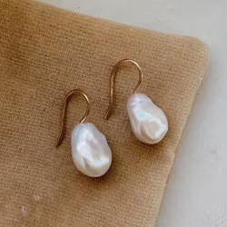 "Pearl drop mini" earrings in gold with baroque freshwater pearls