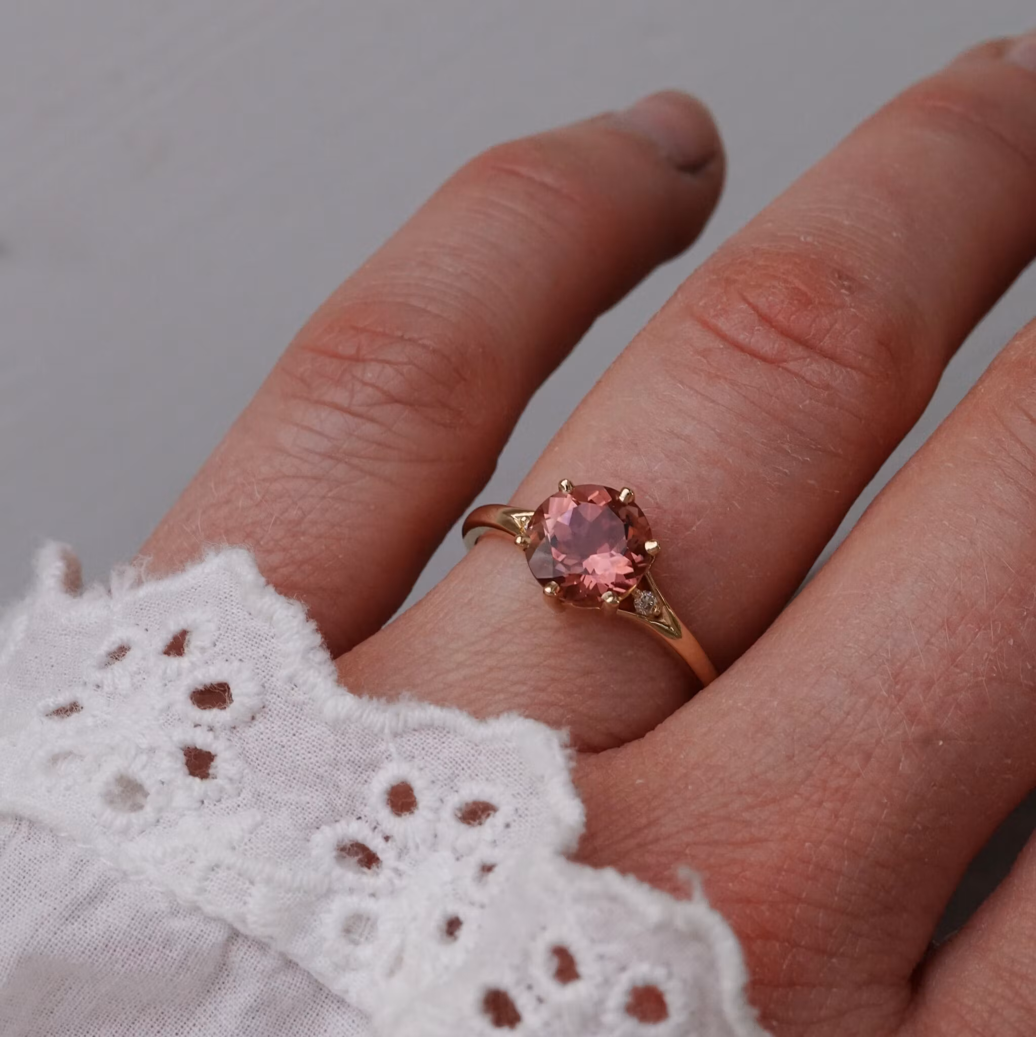 Cocktail "Brittish rose" gold ring