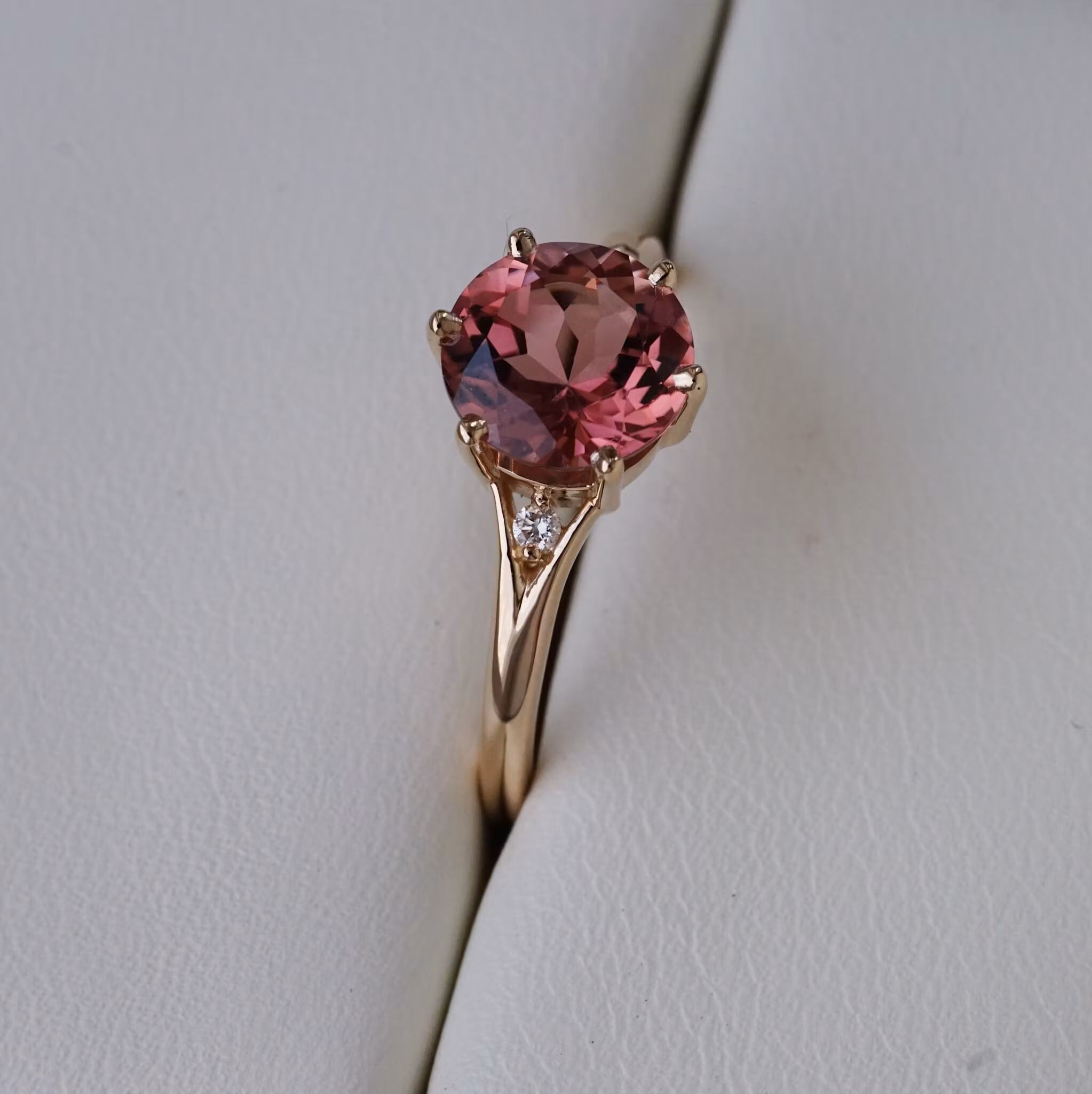 Cocktail "Brittish rose" gold ring