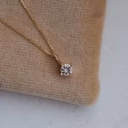 "Swedish Ice" hänge i guld med bergkristall från Jämtland