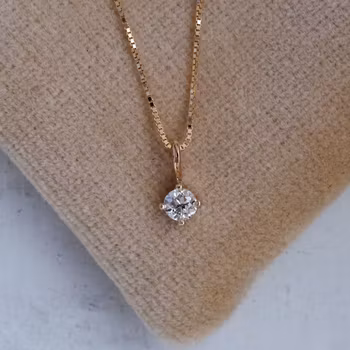 "Sirius" pendant in gold with an 0.24ct antique cut diamond