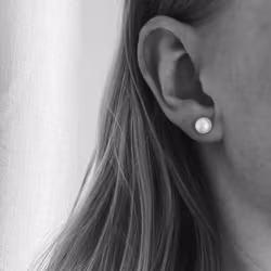 "Pearl dot" örhängen i silver med sötvattenspärlor