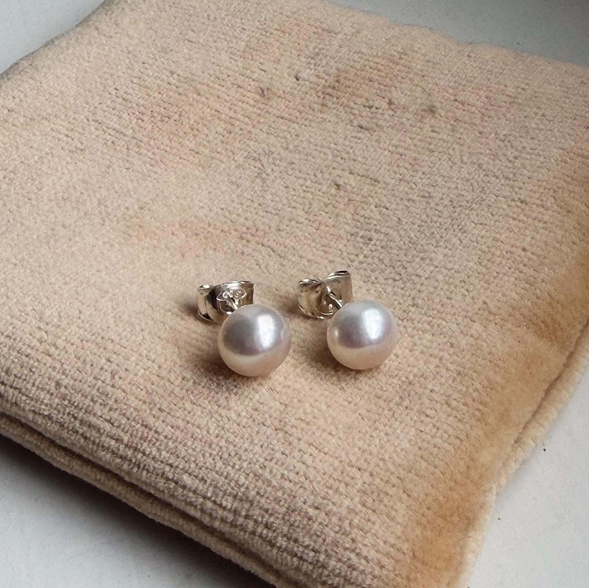 "Pearl dot" earrings in silver freshwater pearls