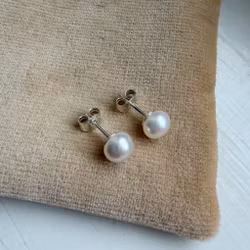 "Pearl dot" örhängen i silver med sötvattenspärlor