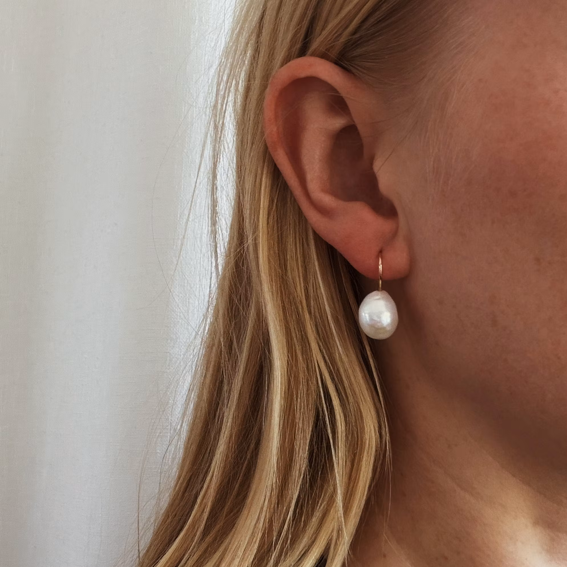 "Pearl drop supermini" earrings in gold with baroque freshwater pearls