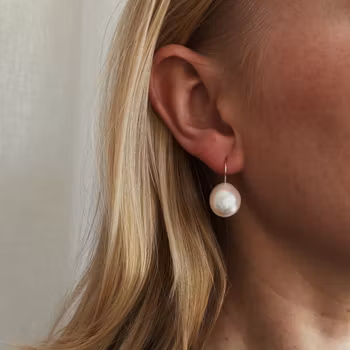 Pearl earrings in gold with freshwater pearls
