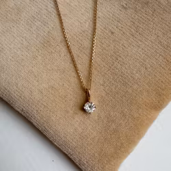 "Sirius" hänge i guld med en 0.28ct antikslipad diamant
