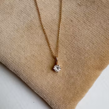 "Sirius" pendant in gold with an 0.28ct antique cut diamond