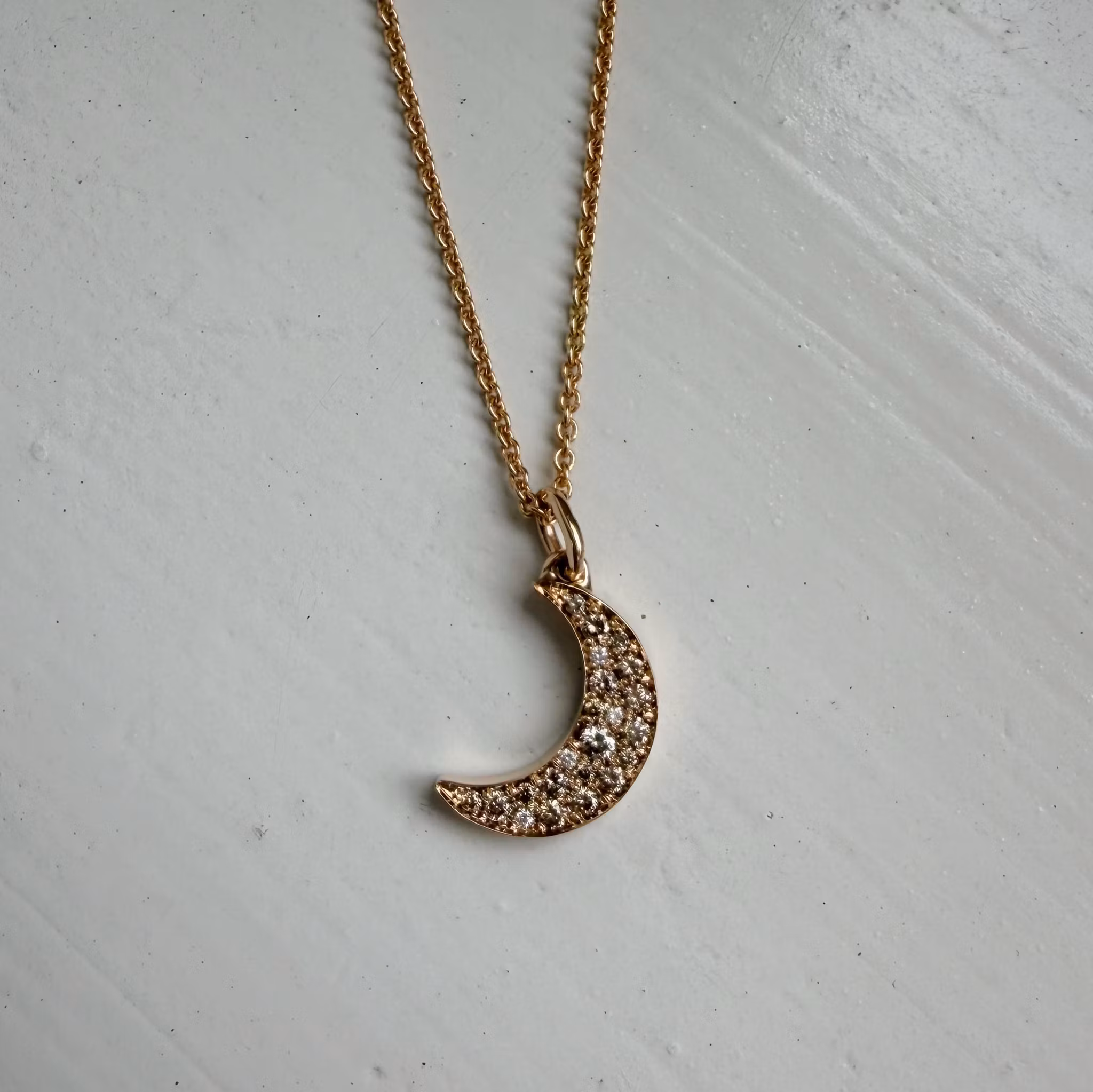 "Pavé sparkle Moon" pendant in 18K gold with mixed diamonds