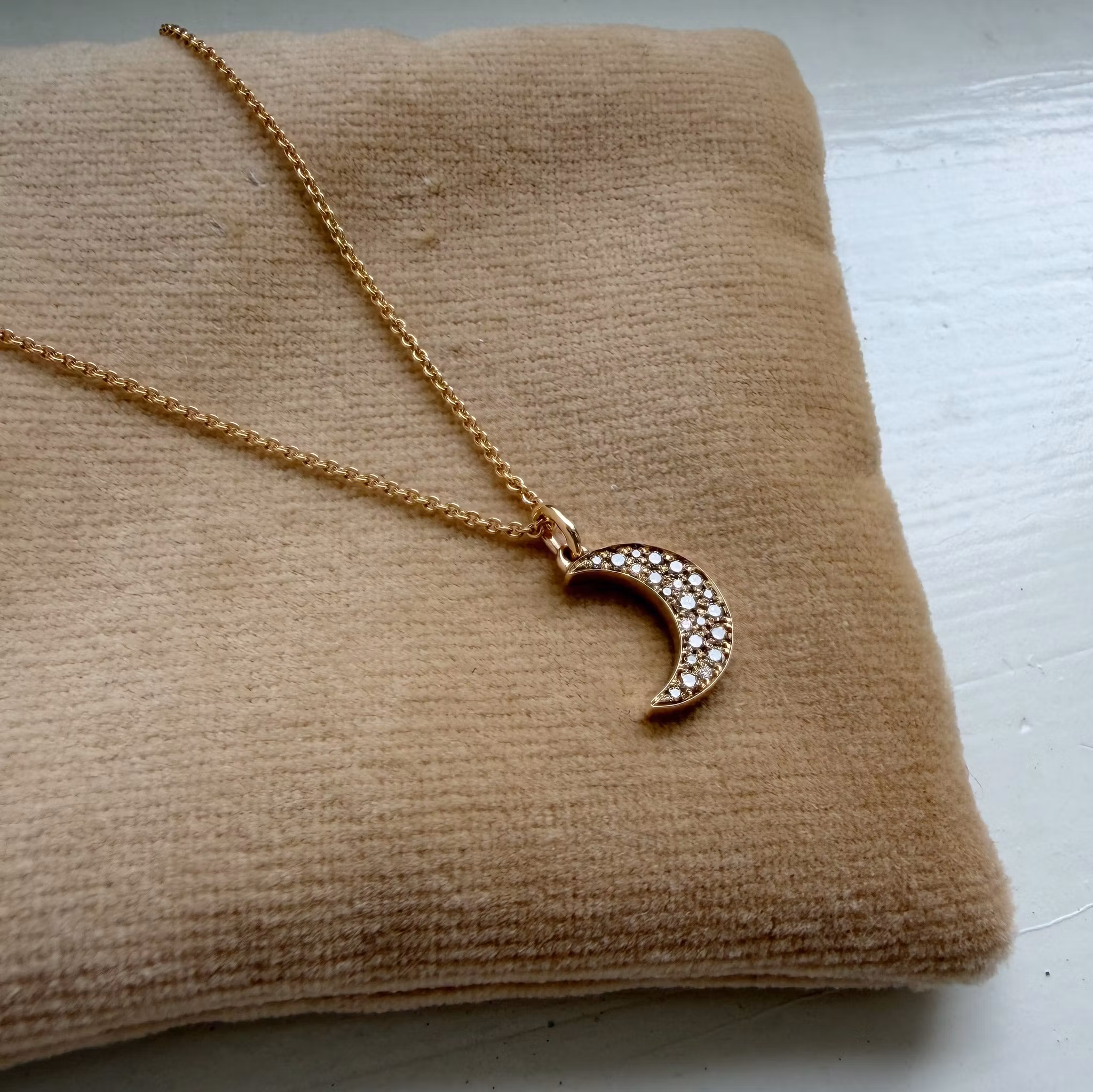 "Pavé sparkle Moon" pendant in 18K gold with mixed diamonds