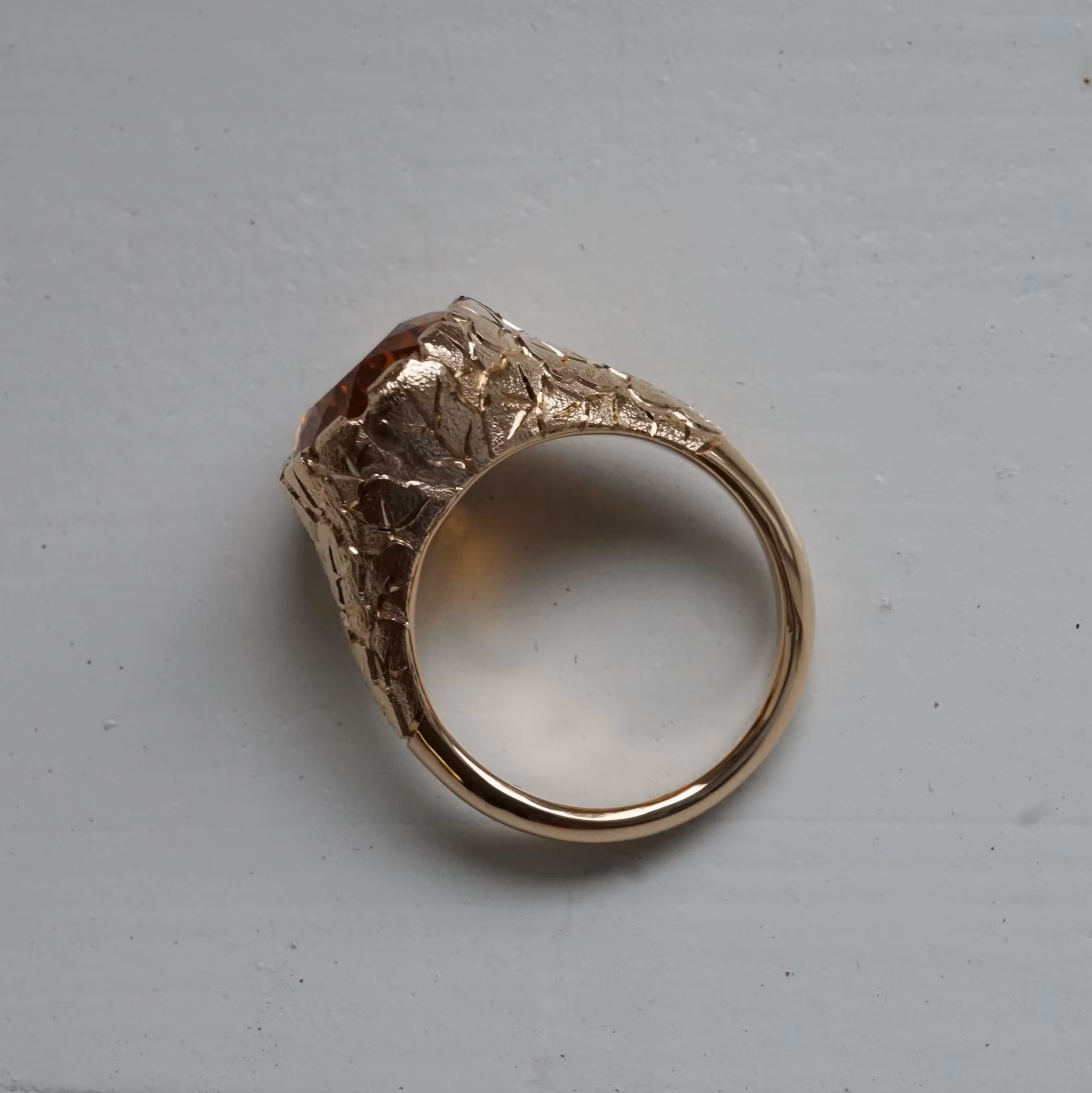 Cocktail "Golden oak" gold ring