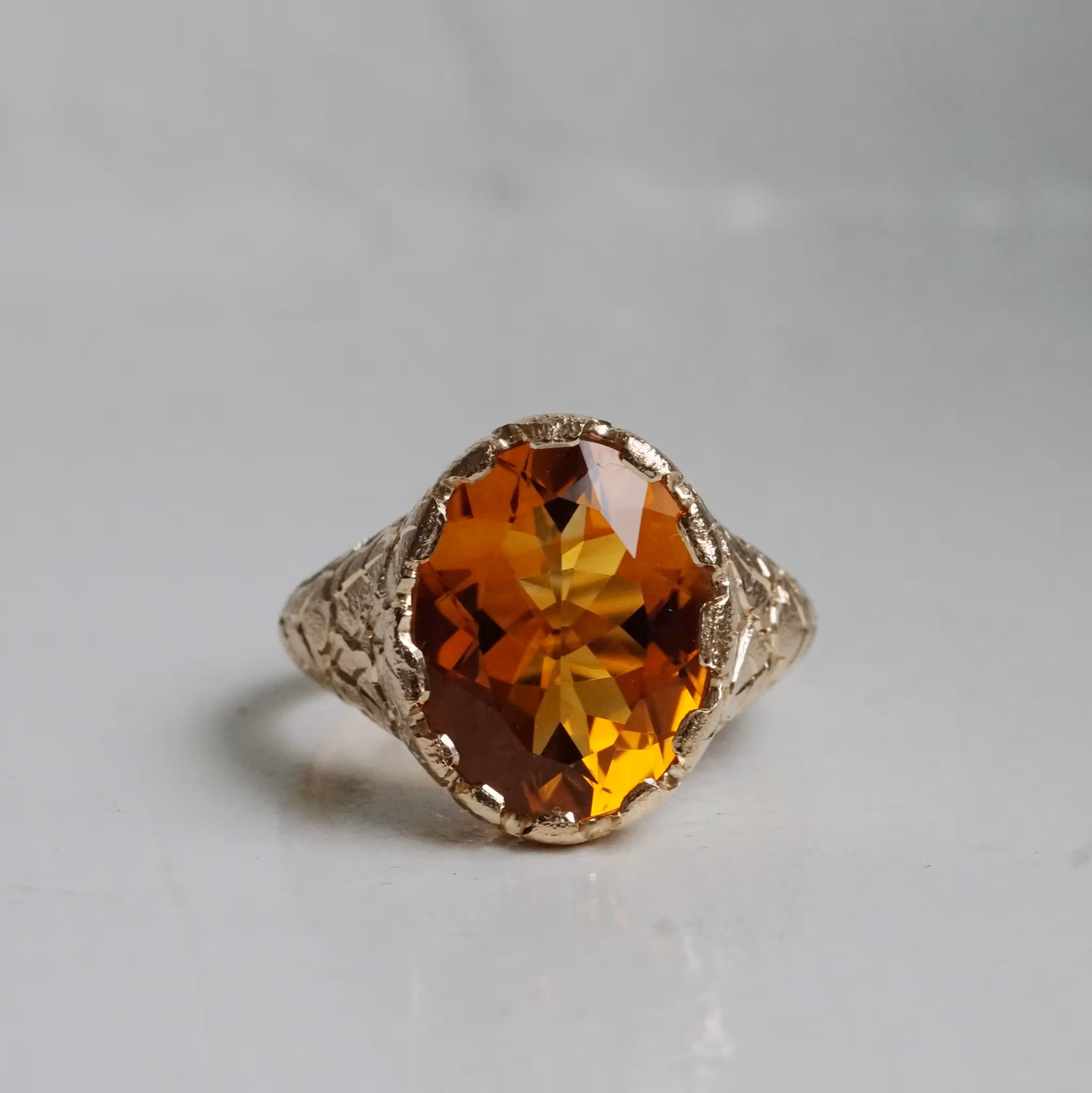Cocktail "Golden oak" gold ring