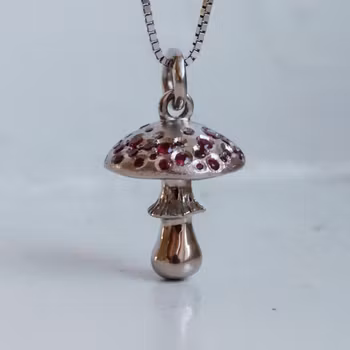 "Amanita" hänge i 18K vitguld med rubiner