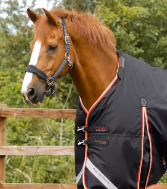 Premier Equine Buster 100g Utetäcke med Snug-Fit-hals