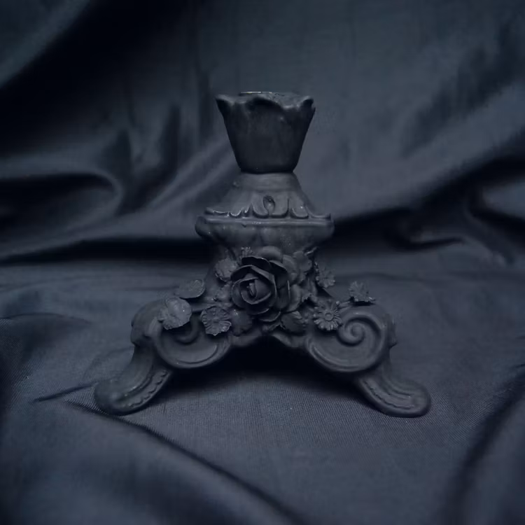 Trefotad ljusstake ros