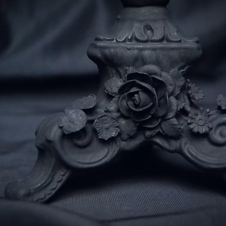 Trefotad ljusstake ros