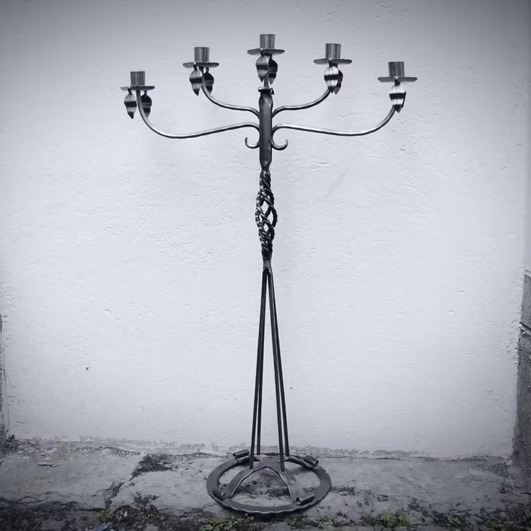 Femarmad golvljusstake