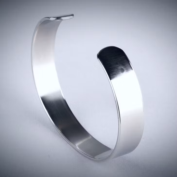 Armband i återvunnet stål