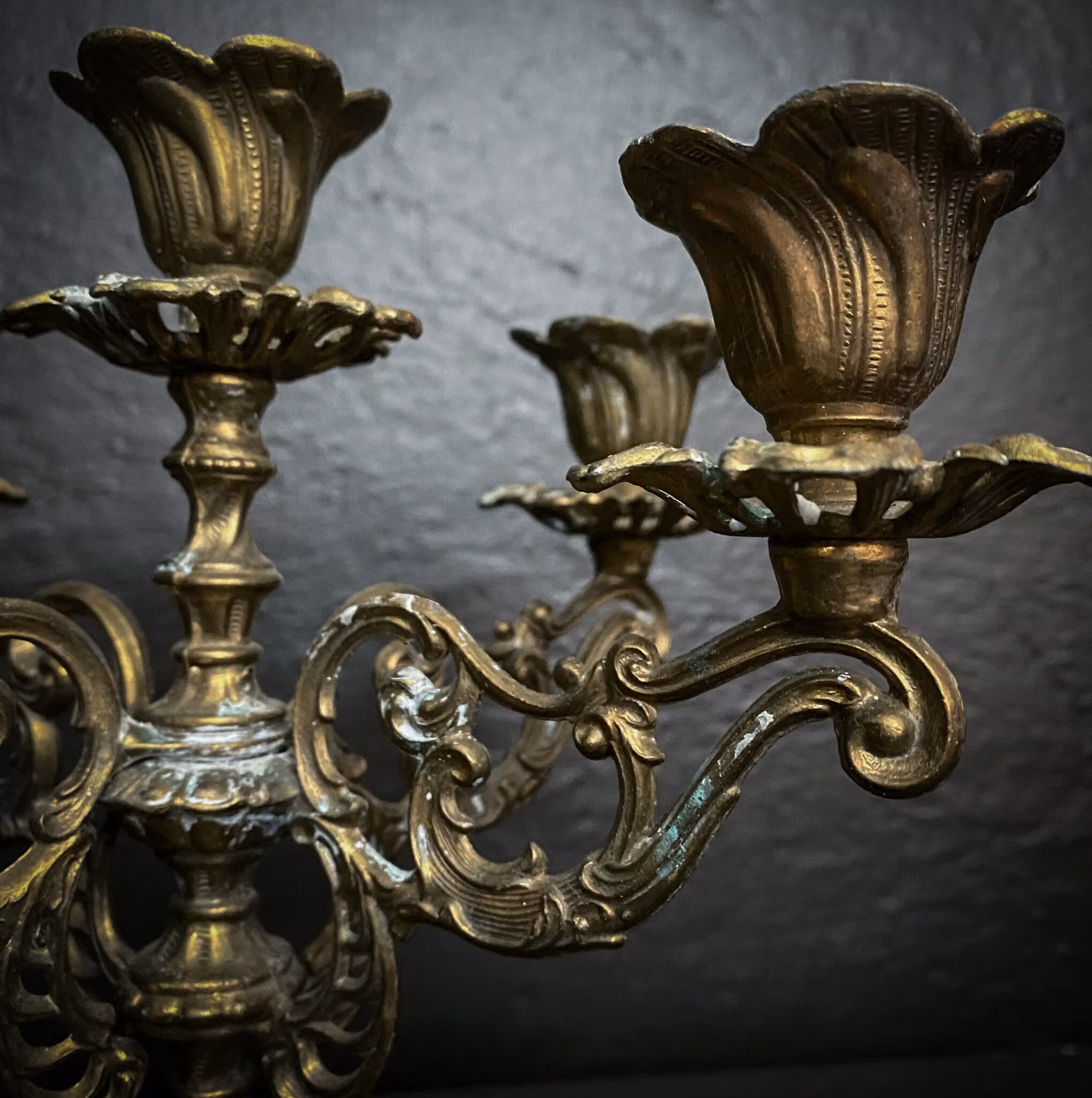 Femarmad kandelaber barock patina