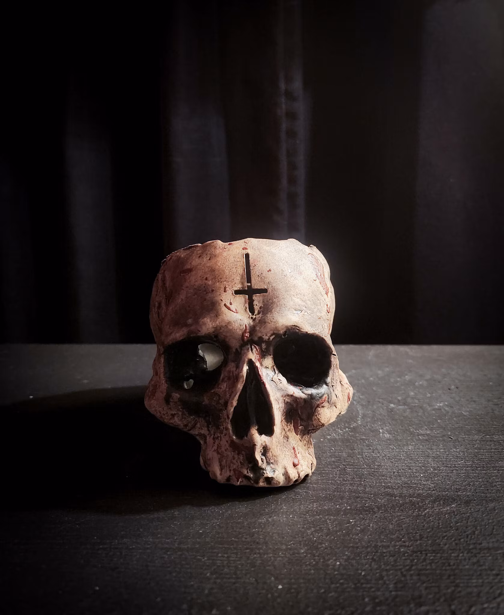 Ljuslykta skalle patinerad kors splatter liten