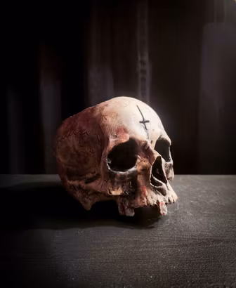 Ljuslykta skalle patinerad kors splatter