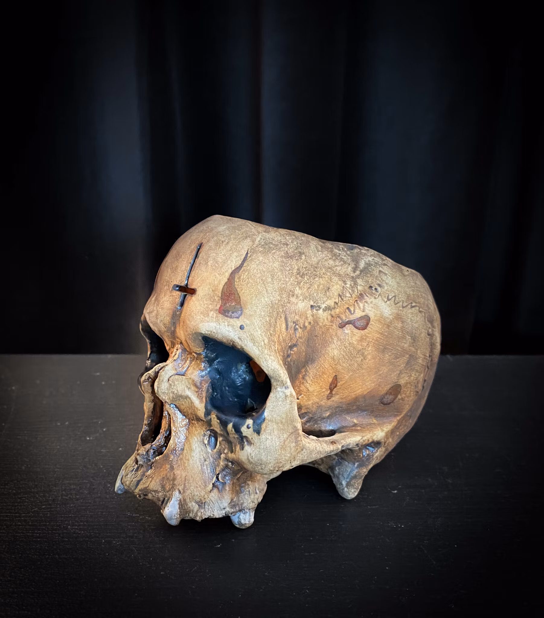 Ljuslykta skalle patinerad kors splatter