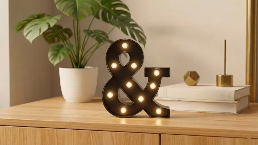 Lys opp hverdagen: Moderne LED-dekor med &-tegn