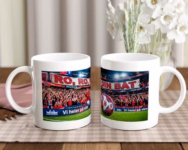 Nærbilde av kaffekopp med motivet Ro Ro Din Båt