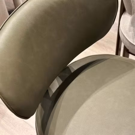 DUCT barstol (sitthöjd: 74 cm) – mörk olivgrön konstläder, antik tennfinish ben | DAN-FORM