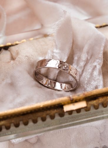 ''Tjära'' Hammred 18k White Gold Ring