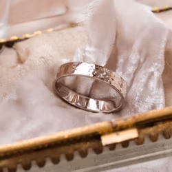 ''Tjära'' Hamrad 18k Vitguldsring