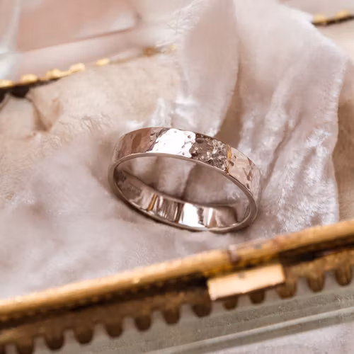 ''Tjära'' Hamrad 18k Vitguldsring