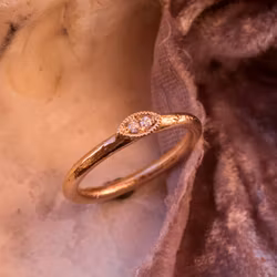 ''Tjärnglimma'' 18k Rödguld Med Diamanter Vigselring/Förlovningsring