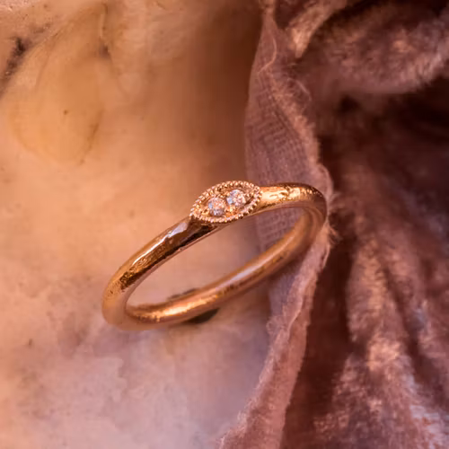 ''Tjärnglimma'' 18k Rödguld Med Diamanter Vigselring/Förlovningsring
