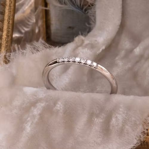 ''Vittra'' White gold ring with diamonds