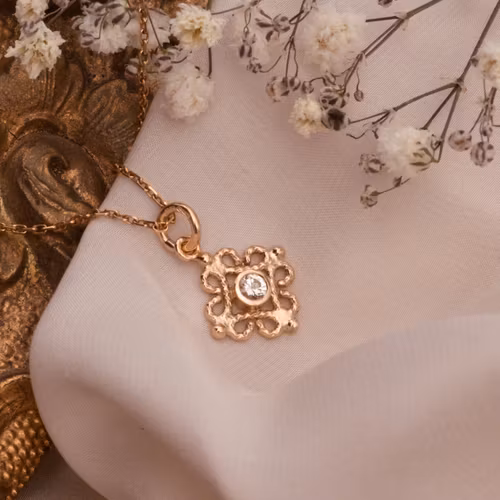 ”Fri” 18k Redgold Pendant White Sapphire