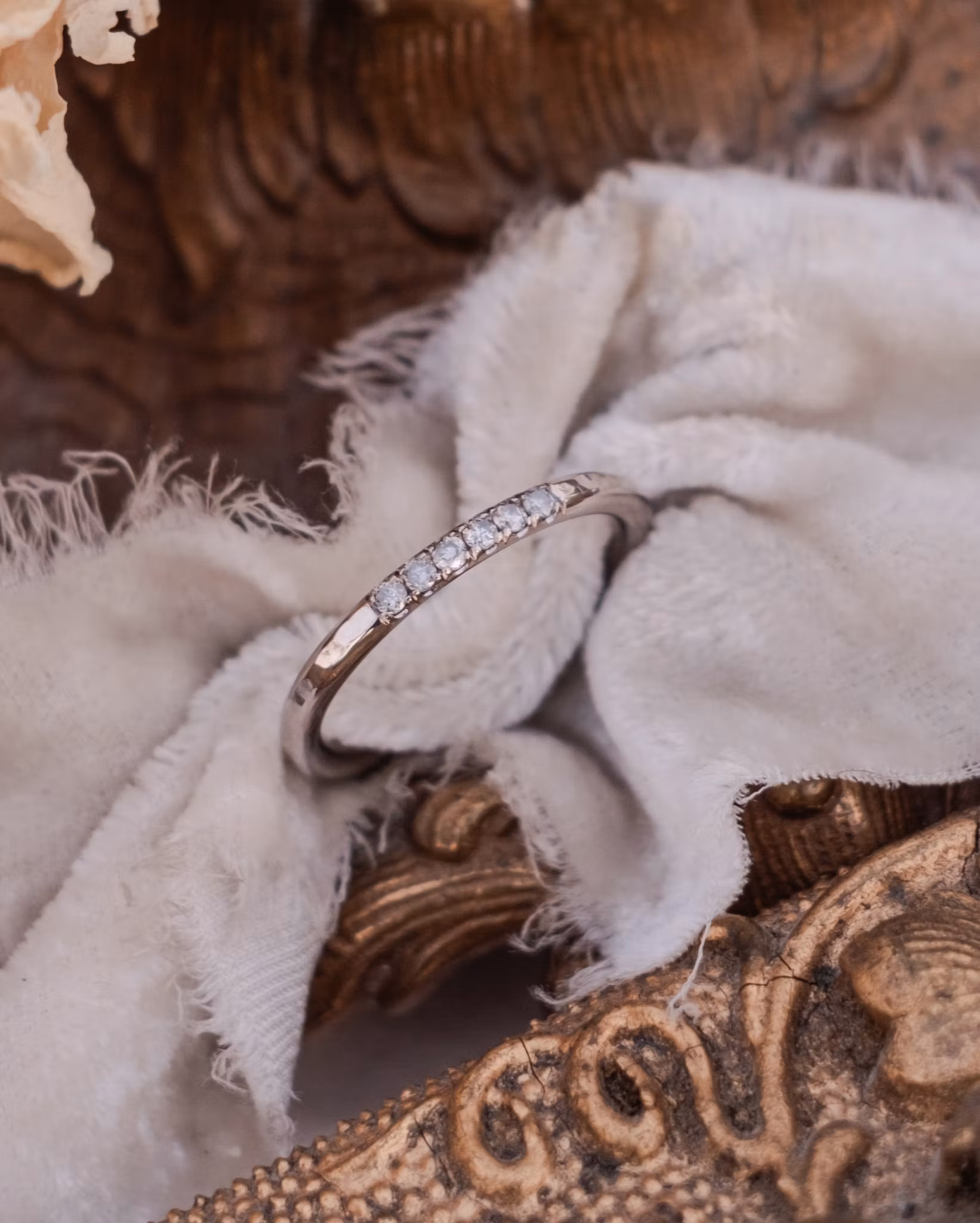 ''Vittra'' White gold ring with diamonds