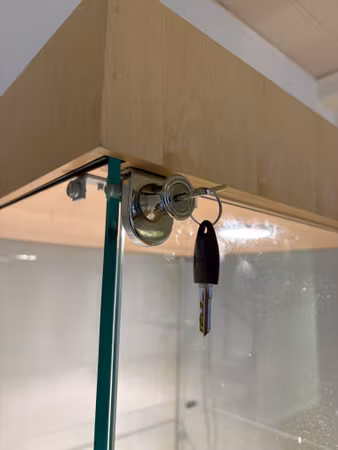 Vitrin- och displayskåp i glas med belysning