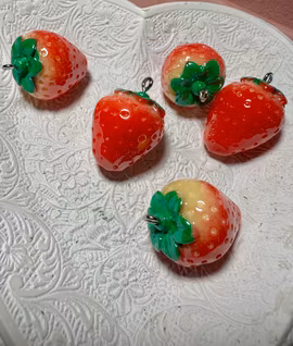 Stor jordgubbe med hänge 1 st