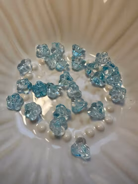 Små glasblommor Liljekonvaljer med hål 6x8 mm Isblå, 40st