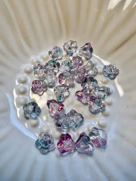 Små glasblommor Liljekonvaljer med hål 6x8 mm grön/lila, 40st