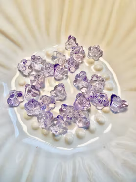 Små glasblommor Liljekonvaljer med hål 6x8 mm ljuslila, 40st
