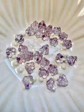 Små glasblommor Liljekonvaljer med hål 6x8 mm plommonlila, 40st