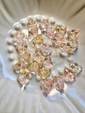 Små glasblommor Liljekonvaljer med hål 6x8, Rosa/gul/peachfärg 40st