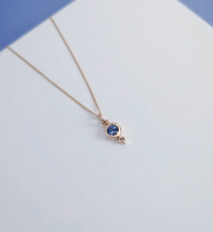 Handmade pendant 18k gold sapphire diamond fine jewelry handgjorda hängsmycke guld safir diamant